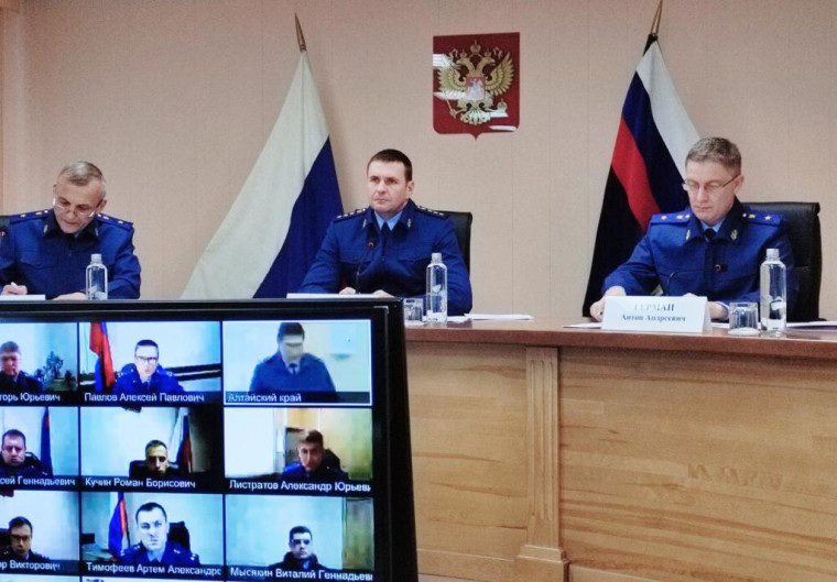 Заместитель Генерального прокурора России Дмитрий Демешин подвел итоги проверки организации работы по рассмотрению обращений и приему граждан в прокуратуре Алтайского края. Заместитель Генерального прокурора России Дмитрий Демешин подвел итоги проверки организации работы по рассмотрению обращений и приему граждан в прокуратуре Алтайского края.