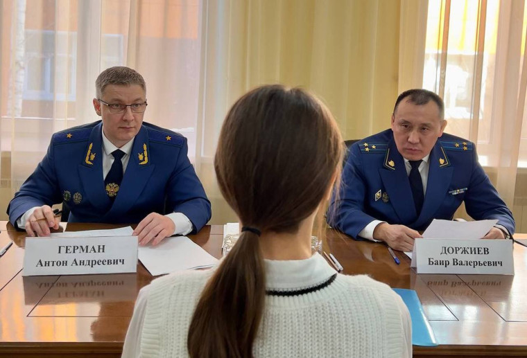 Заместитель начальника управления Генеральной прокуратуры Российской Федерации по Сибирскому федеральному округу Баир Доржиев провел личный прием граждан Алтайского края. Заместитель начальника управления Генеральной прокуратуры Российской Федерации по Сибирскому федеральному округу Баир Доржиев провел личный прием граждан Алтайского края.